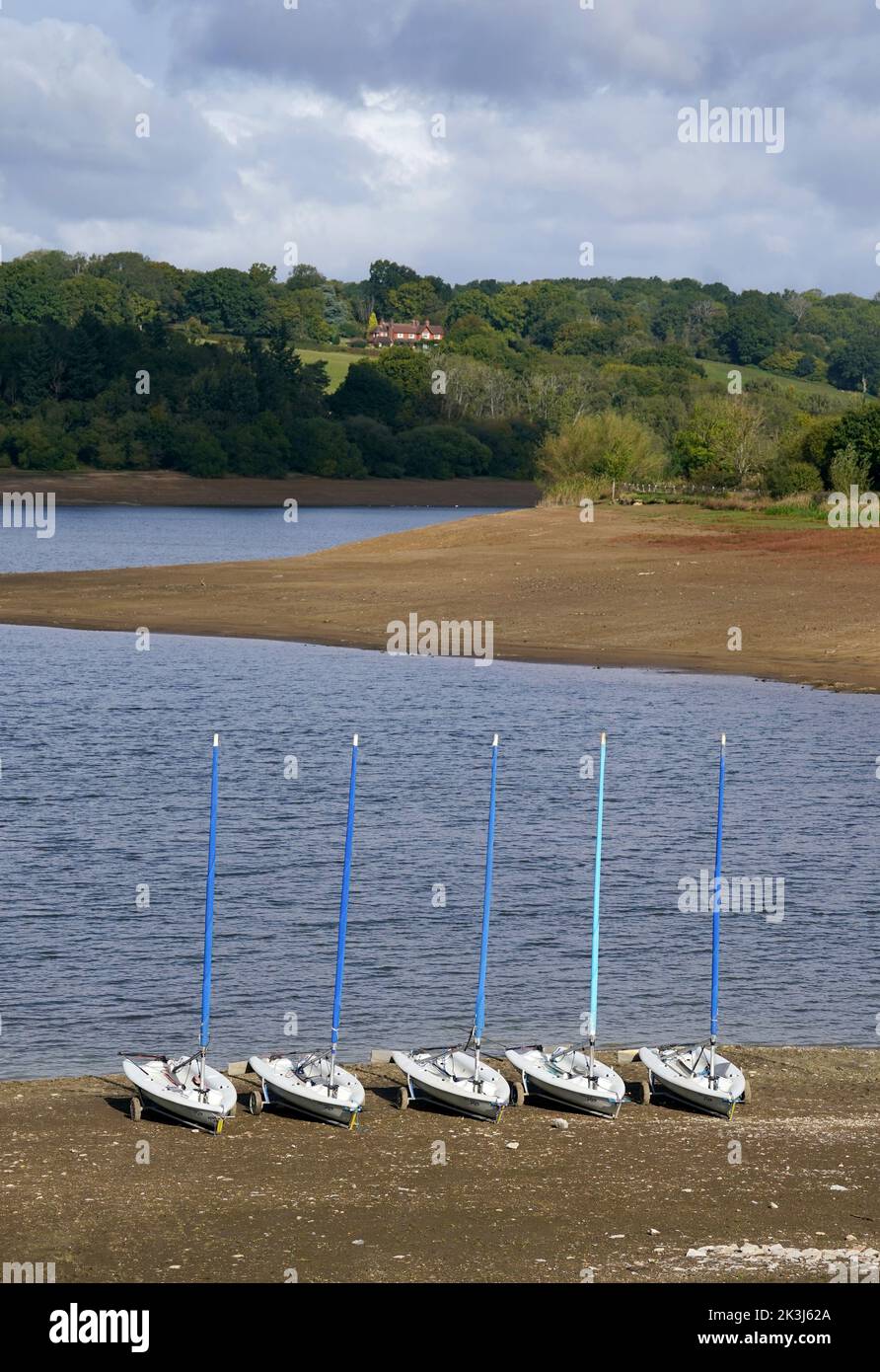 Una vista di Ardingly Reservoir nel Sussex occidentale, attualmente in piedi al 30% della sua capacità normale che ha posseduto e gestito da South East Water, i cui clienti sono ancora limitati nel loro uso di acqua nonostante le precipitazioni nelle settimane da quando il divieto di tubo di hosepipe è stato introdotto il 12 agosto. Data immagine: Martedì 27 settembre 2022. Foto Stock