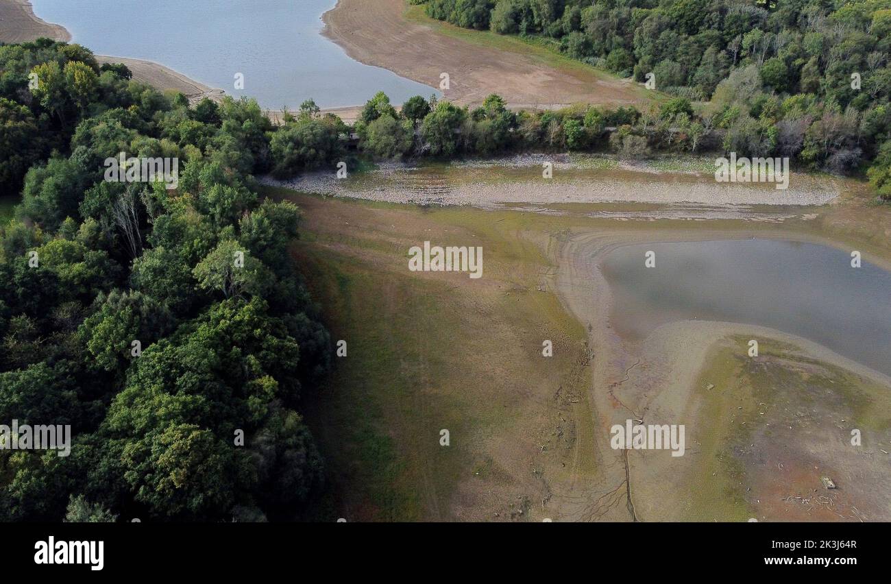 Una vista di Ardingly Reservoir nel Sussex occidentale, attualmente in piedi al 30% della sua capacità normale che ha posseduto e gestito da South East Water, i cui clienti sono ancora limitati nel loro uso di acqua nonostante le precipitazioni nelle settimane da quando il divieto di tubo di hosepipe è stato introdotto il 12 agosto. Data immagine: Martedì 27 settembre 2022. Foto Stock