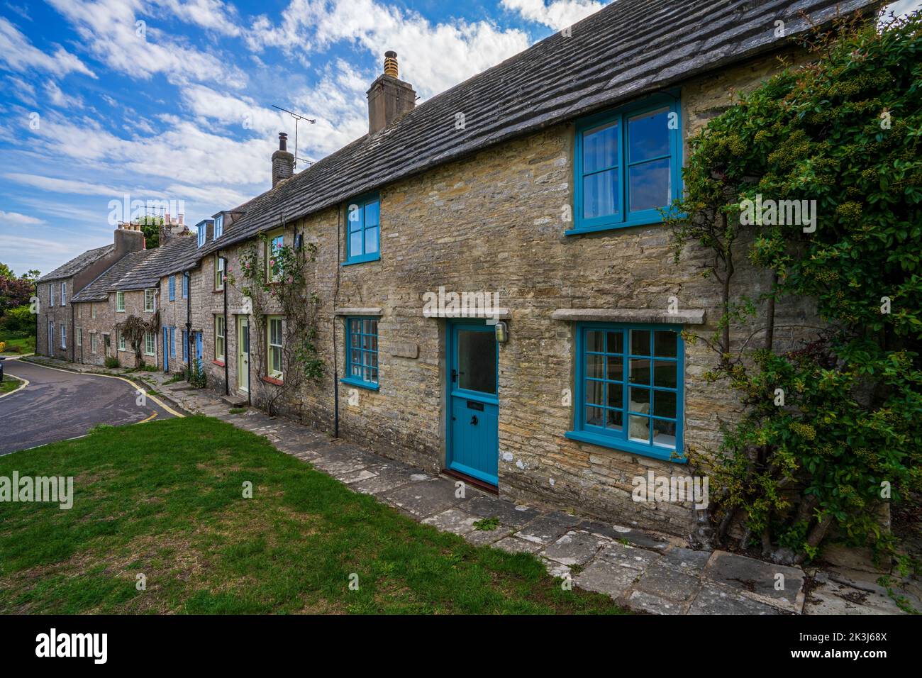 Una fila di case costruite al di fuori della locale pietra Purbeck in Worth Matravers Dorset England Regno Unito Foto Stock