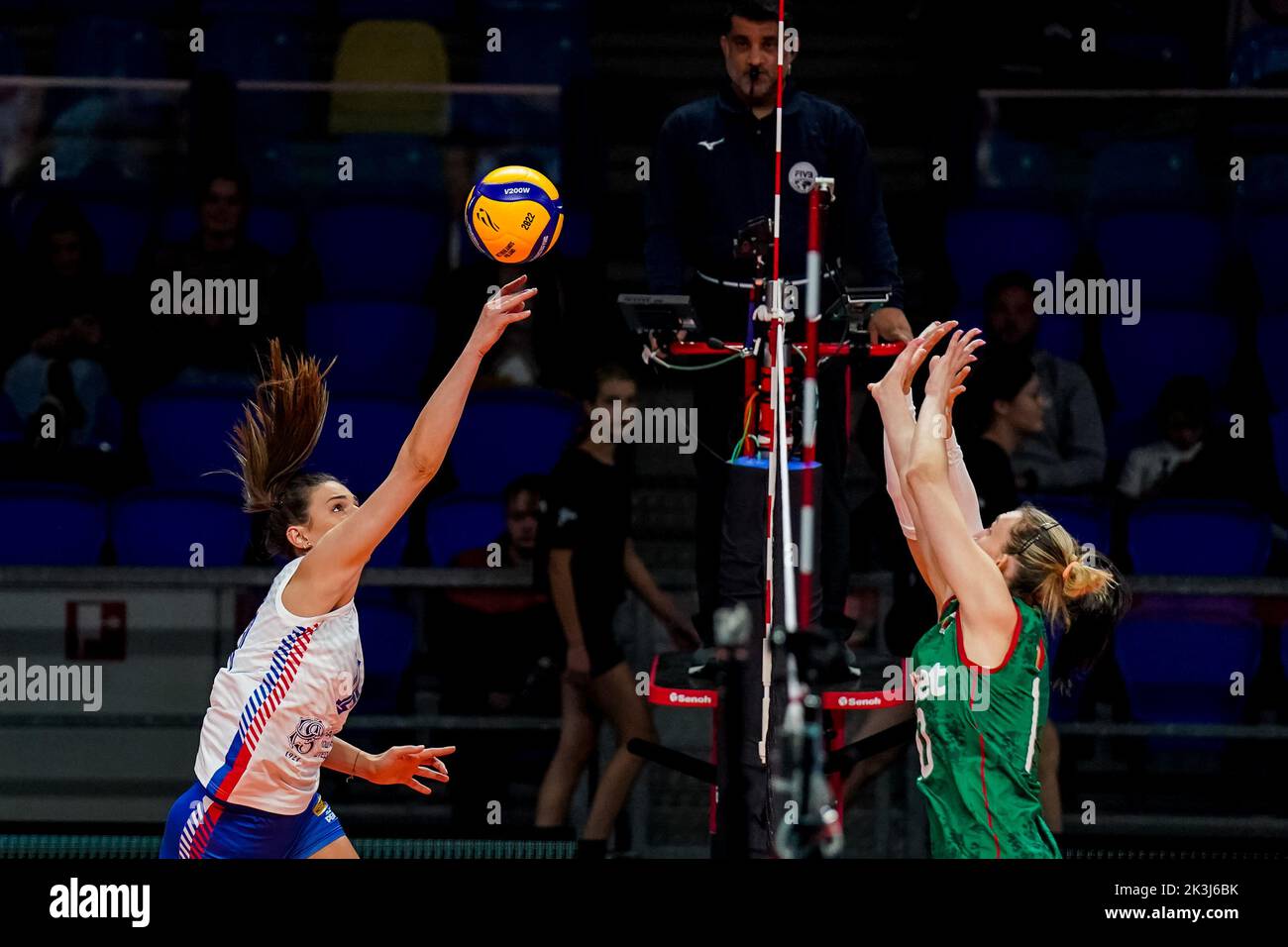 ARNHEM, PAESI BASSI - 26 SETTEMBRE: Maja Aleksic di Serbia punta la palla durante la partita di Pool C fase 1 tra Serbia e Bulgaria il giorno 4 del Campionato Mondiale di Volley FIVB 2022 al Gelredome il 26 settembre 2022 ad Arnhem, Paesi Bassi (Foto di Rene Nijhuis/Orange Pictures) Foto Stock