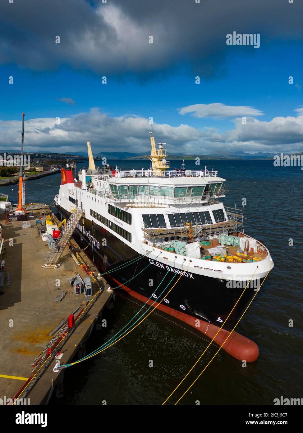 Port Glasgow, Scozia, Regno Unito. 27th settembre 2022. Vedute aeree del controverso traghetto passeggeri MV Glen Sannox in costruzione presso il cantiere navale Ferguson Marine sul fiume Clyde. Ulteriori rivelazioni su come il traghetto, che è anni più tardi e oltre il budget, è stato procurato oggi sono rivelate da un dossier compilato dalla BBC. Iain Masterton/Alamy Live News Foto Stock