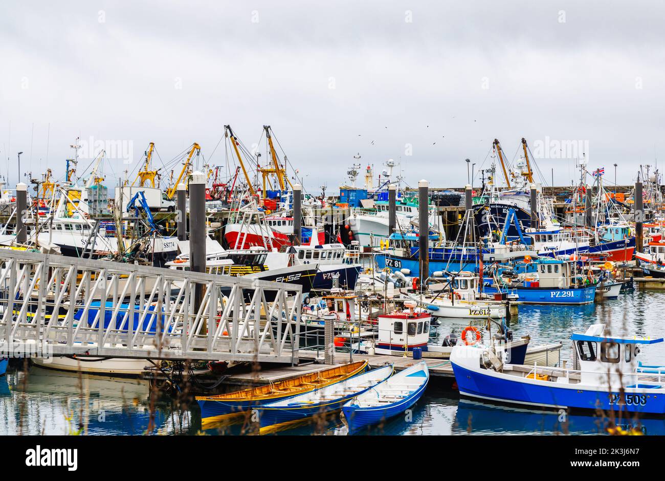 Barche da pesca ormeggiate nel porto di Newlyn, un piccolo villaggio commerciale di pescatori nel West Country, sulla costa meridionale della Cornovaglia occidentale, Inghilterra Foto Stock