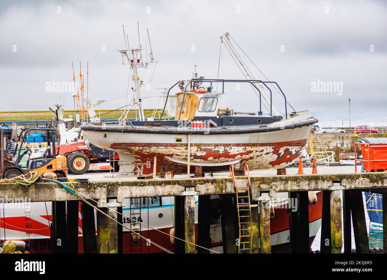 Peschereccio in manutenzione nel porto di Newlyn, un piccolo villaggio di pescatori nel West Country, costa sud-occidentale della Cornovaglia Foto Stock