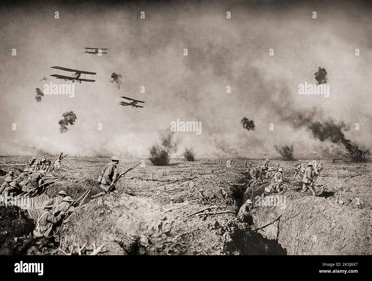 Soldati che avanzano durante la terza battaglia di Ypres del 1917 con combattenti biplanari in testa. Una fotografia composita di Frank Hurley (1885 1962) un fotografo australiano. Foto Stock