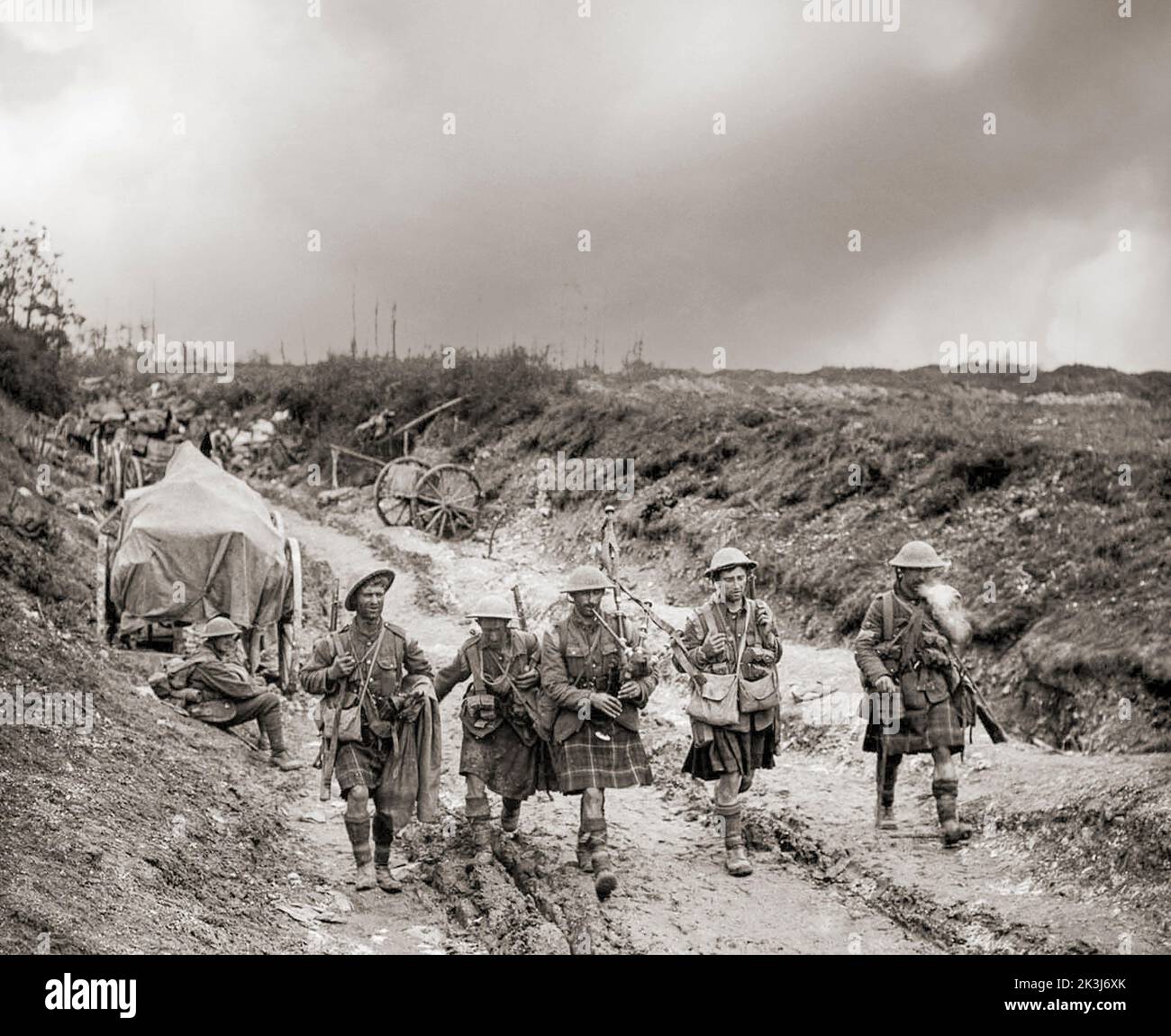 Un suonatore degli Highlanders 7th Seaforth conduce quattro uomini della Brigata 26th indietro dalle trincee dopo l'attacco a Longueval durante la battaglia della Somme del 1916 sul fronte occidentale durante la prima guerra mondiale. Foto Stock