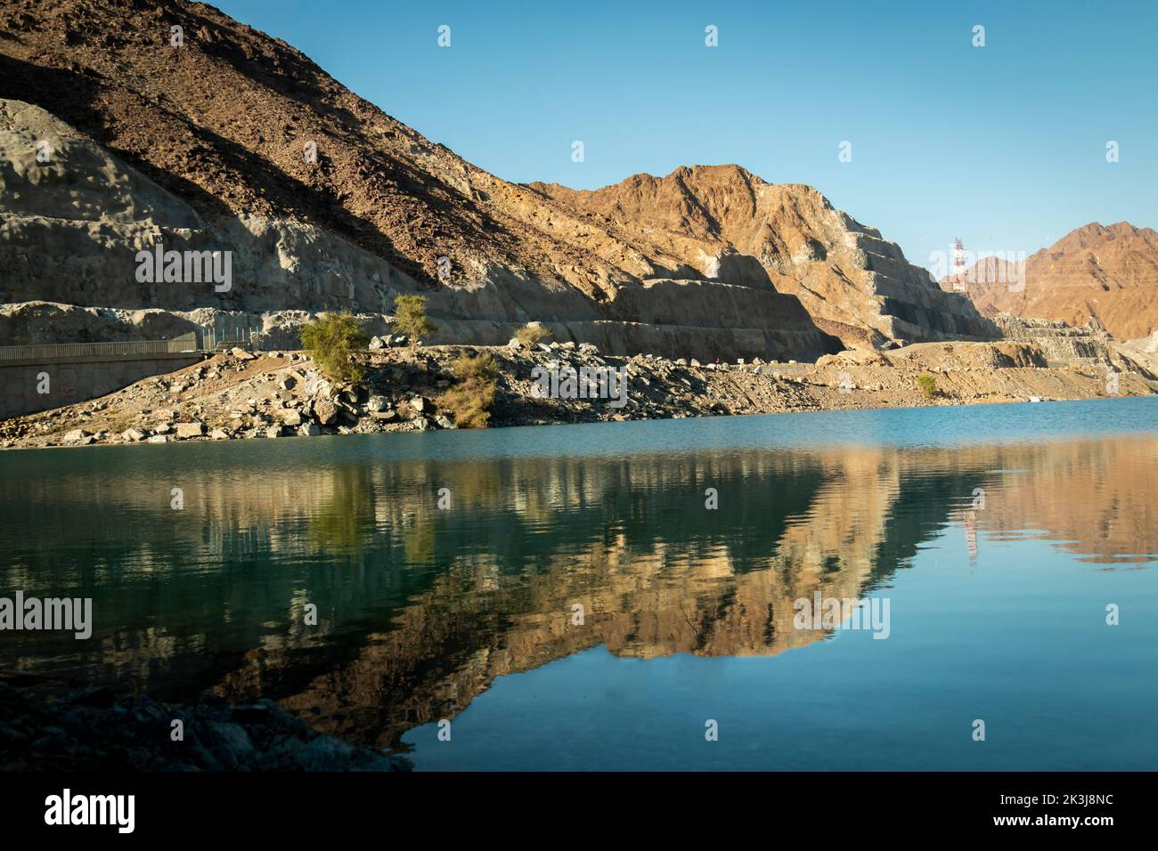 Shawka Dam, che si trova a Wadi Shawka, sugli esterni orientali di Ras al Khaimah confinante con Sharjah.“Wadi Shawka è la ricreazione ideale della famiglia Foto Stock