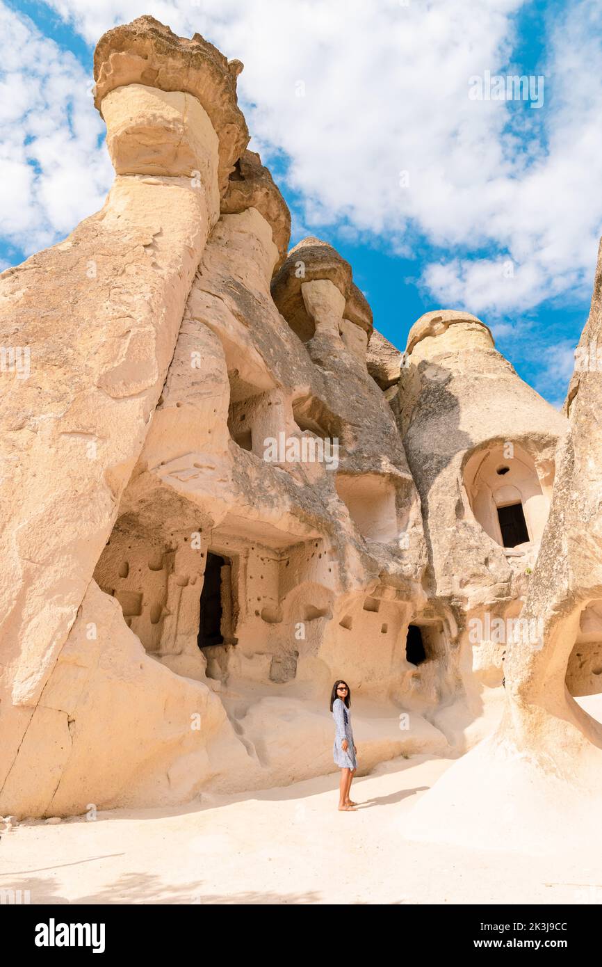 Pasabag Monks Valley buone giovani donne in vacanza in Turchia Cappadocia, formazioni rocciose nella Pasabag Monks Valley, Cappadocia, Turchia. Foto Stock