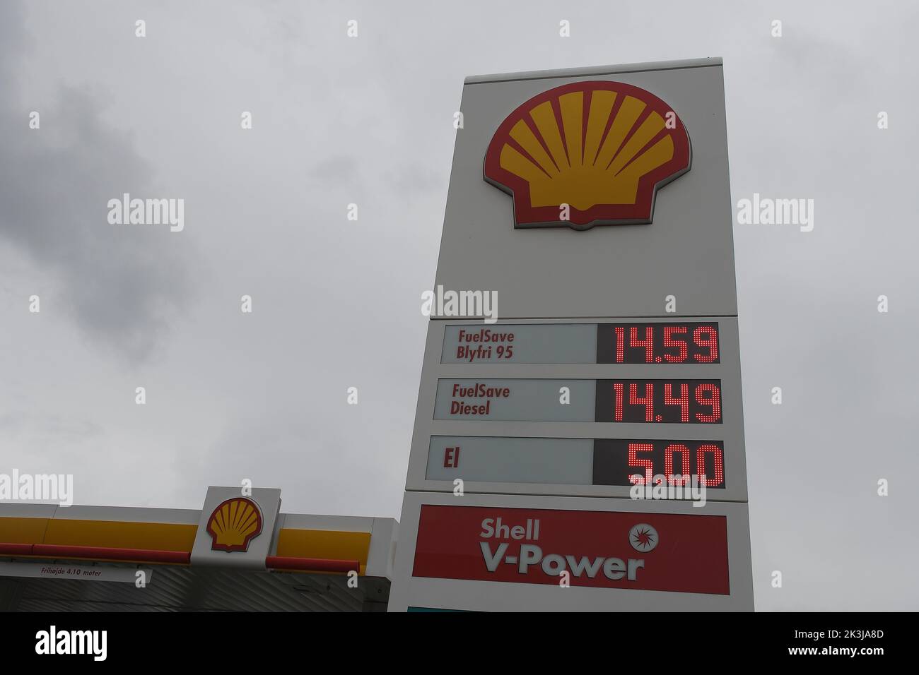 Kastrup/Copenaghen/Danimarca/27 settembre 2022/distributore di benzina Shell a guscio inferiore nella capitale danese. (Foto..Francis Joseph Dean/immagini del decano) Foto Stock