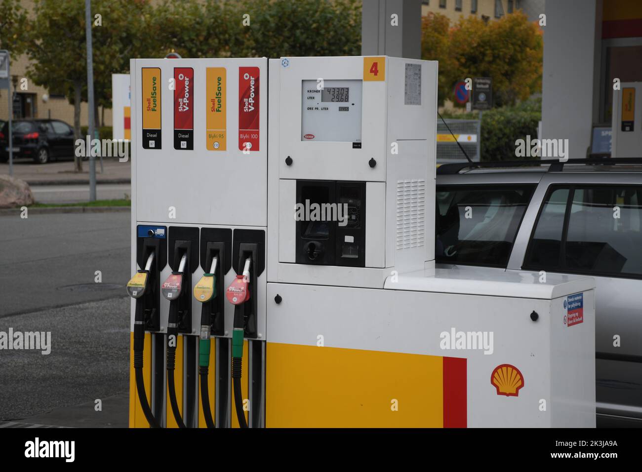 Kastrup/Copenaghen/Danimarca/27 settembre 2022/distributore di benzina Shell a guscio inferiore nella capitale danese. (Foto..Francis Joseph Dean/immagini del decano) Foto Stock