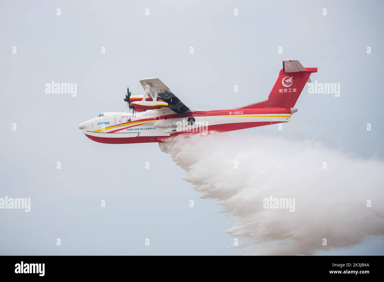 Jingmen, Provincia cinese di Hubei. 27th Set, 2022. Un aereo antincendio del AG600M fa cadere l'acqua durante un test di raccolta e caduta dell'acqua a Jingmen, provincia di Hubei della Cina centrale, 27 settembre 2022. Nome in codice Kunlong, la grande famiglia di aerei anfibi del AG600 è considerata come attrezzatura aeronautica chiave per il sistema di emergenza-salvataggio della Cina. È stato sviluppato dalla Aviation Industry Corporation of China (AVIC), il principale costruttore di aerei del paese, per soddisfare le esigenze delle missioni antincendio e di salvataggio in mare, nonché di altre operazioni critiche di emergenza. Credit: WU Zhizun/Xinhua/Alamy Live News Foto Stock