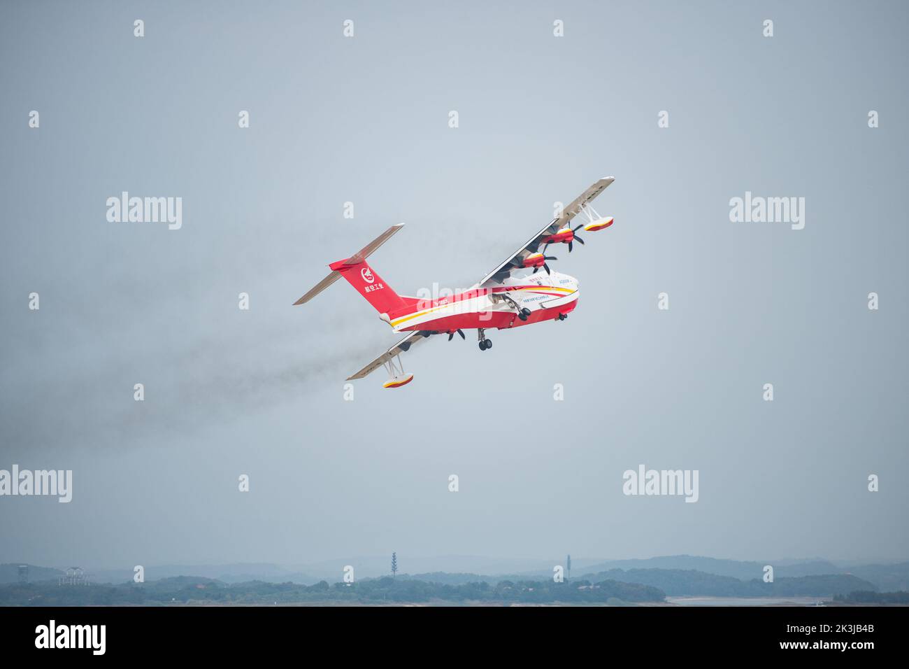 (220927) -- JINGMEN, 27 settembre 2022 (Xinhua) -- un aereo antincendio AG600M vola nel cielo durante un test di raccolta e caduta dell'acqua a Jingmen, provincia di Hubei della Cina centrale, 27 settembre 2022. Nome in codice Kunlong, la grande famiglia di aerei anfibi del AG600 è considerata come attrezzatura aeronautica chiave per il sistema di emergenza-salvataggio della Cina. È stato sviluppato dalla Aviation Industry Corporation of China (AVIC), il principale costruttore di aerei del paese, per soddisfare le esigenze delle missioni antincendio e di salvataggio in mare, nonché di altre operazioni critiche di emergenza. (Xinhua/Wu Zhizun) Foto Stock