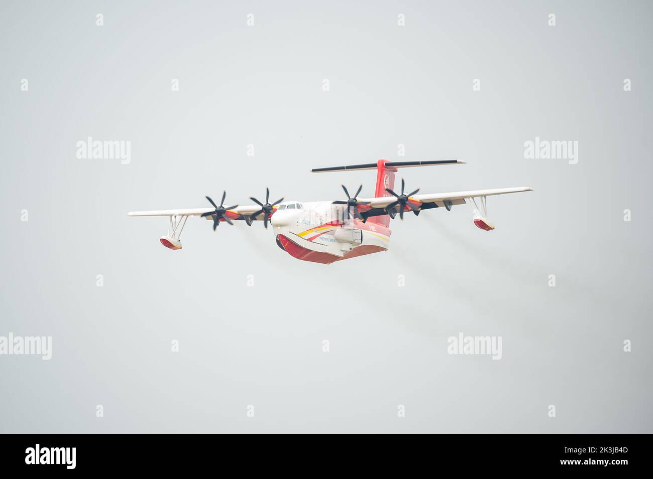 (220927) -- JINGMEN, 27 settembre 2022 (Xinhua) -- un aereo antincendio AG600M vola nel cielo durante un test di raccolta e caduta dell'acqua a Jingmen, provincia di Hubei della Cina centrale, 27 settembre 2022. Nome in codice Kunlong, la grande famiglia di aerei anfibi del AG600 è considerata come attrezzatura aeronautica chiave per il sistema di emergenza-salvataggio della Cina. È stato sviluppato dalla Aviation Industry Corporation of China (AVIC), il principale costruttore di aerei del paese, per soddisfare le esigenze delle missioni antincendio e di salvataggio in mare, nonché di altre operazioni critiche di emergenza. (Xinhua/Wu Zhizun) Foto Stock