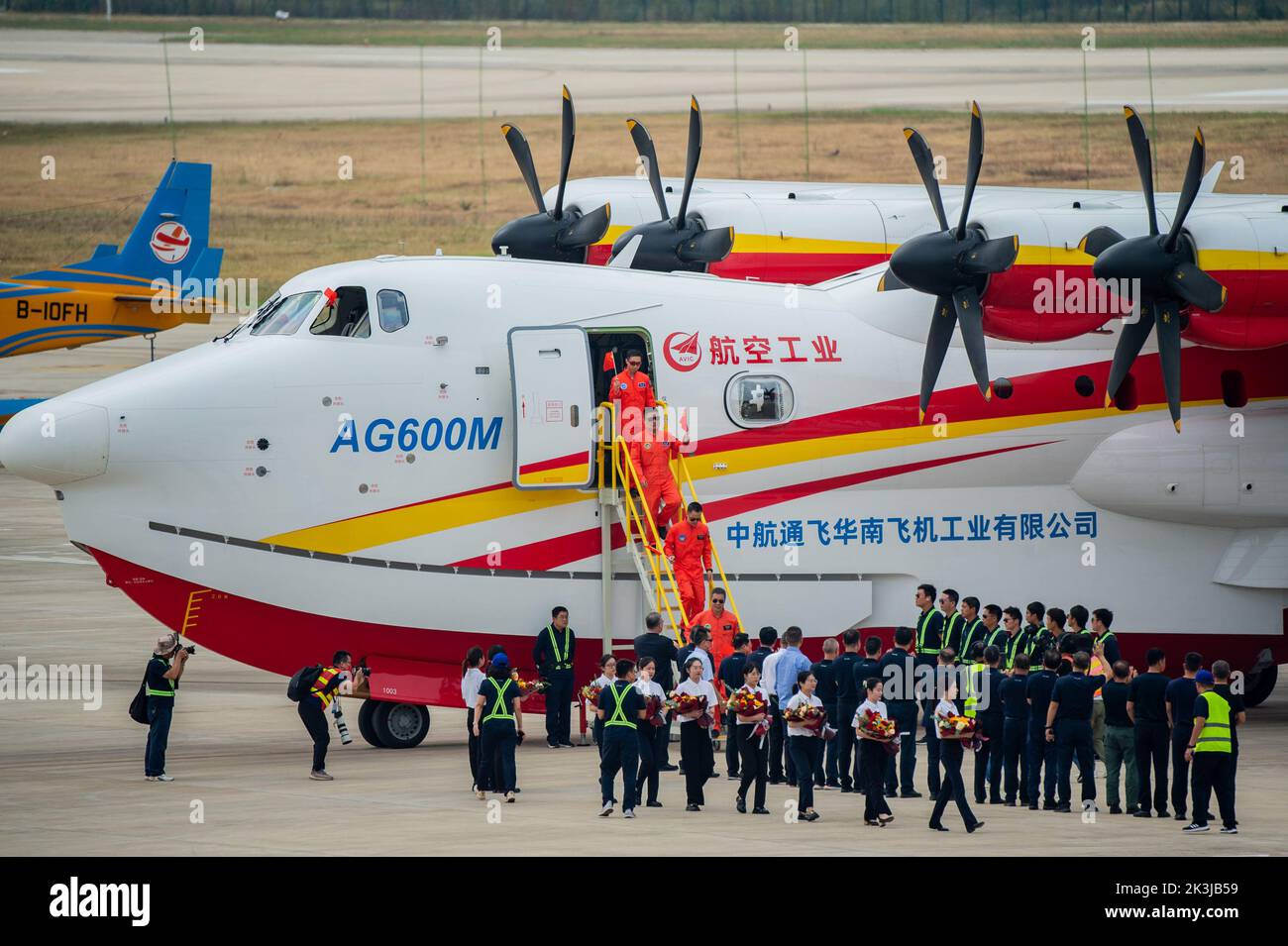 (220927) -- JINGMEN, 27 settembre 2022 (Xinhua) -- i membri dell'equipaggio di un aereo antincendio AG600M sbarcano dall'aereo dopo un raduno e un test d'acqua di caduta a Jingmen, provincia di Hubei della Cina centrale, 27 settembre 2022. Nome in codice Kunlong, la grande famiglia di aerei anfibi del AG600 è considerata come attrezzatura aeronautica chiave per il sistema di emergenza-salvataggio della Cina. È stato sviluppato dalla Aviation Industry Corporation of China (AVIC), il principale costruttore di aerei del paese, per soddisfare le esigenze delle missioni antincendio e di salvataggio in mare, nonché di altre operazioni critiche di emergenza. (Xinhua/Wu Zhizun Foto Stock