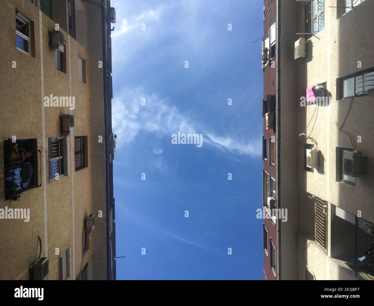 un cielo blu tra due edifici Foto Stock