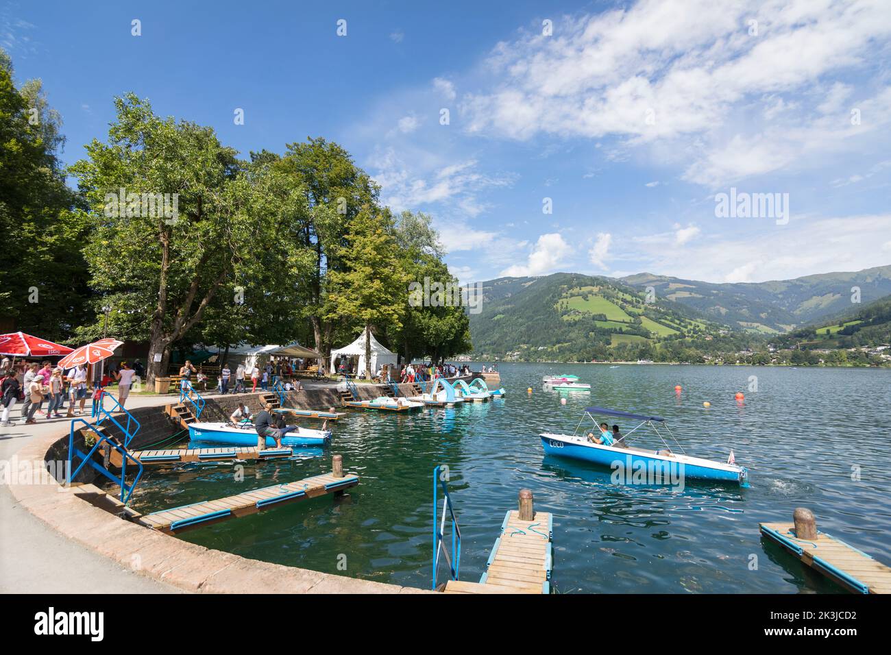 Persone che affittano barche a Zell am See, Austria Foto Stock