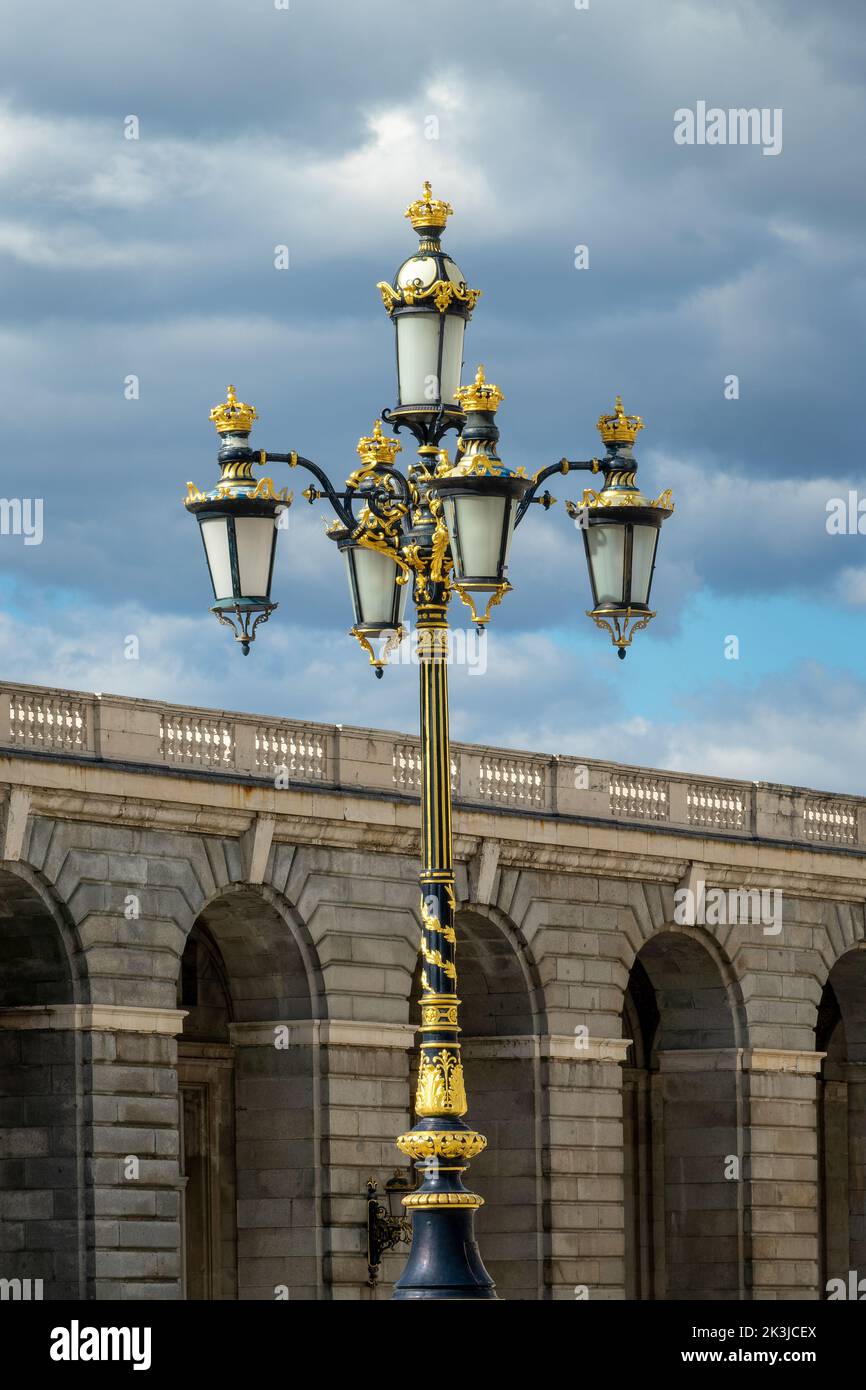 Lampada di strada nera e glodata al Palacio Real (palazzo reale) a Madrid, Spagna Foto Stock