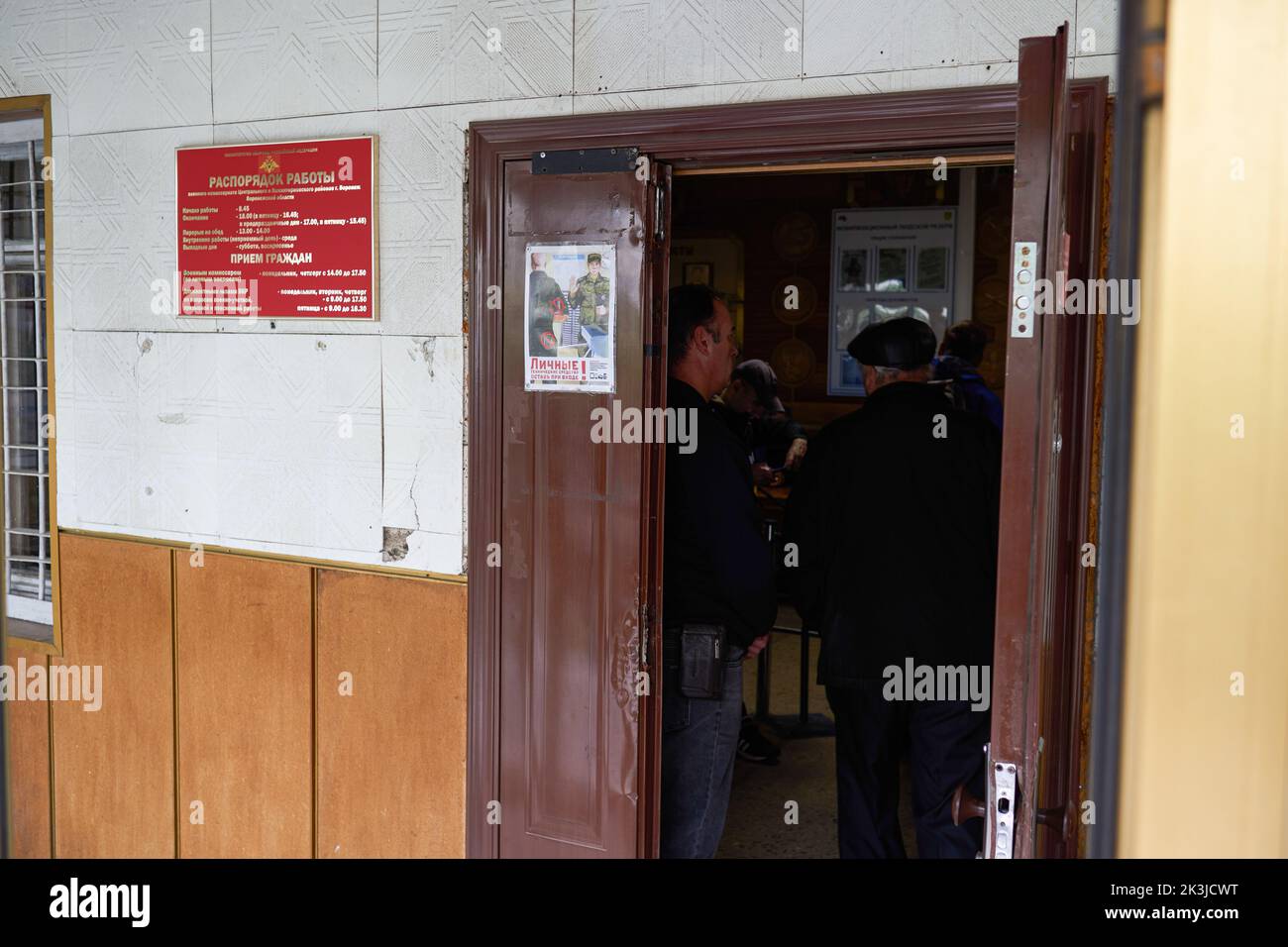 Voronezh, Russia - 26 settembre 2022, persone viste all'interno dell'ufficio di arruolamento militare durante la mobilitazione a Voronezh. Il 21 febbraio, il presidente russo Vladimir Putin ha firmato un decreto sulla cosiddetta mobilitazione parziale. Secondo questo documento, quasi tutti gli uomini di età compresa tra i 18 e i 65 anni possono essere chiamati al servizio militare. Alcune di queste persone possono essere inviate direttamente alla guerra con l'Ucraina. Insieme alle proteste contro la mobilitazione, molti cittadini russi hanno accolto con entusiasmo questo decreto. A Voronezh, quasi ogni giorno, gruppi di persone si riuniscono negli uffici militari di registrazione e di arruolamento, rea Foto Stock