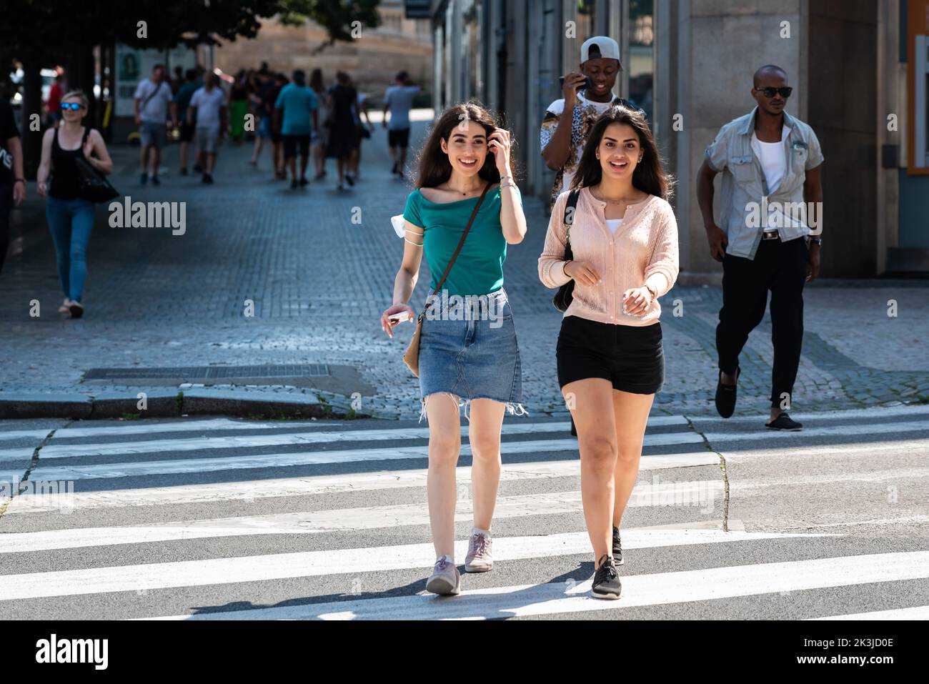 Praga - Repubblica Ceca - 08 01 2020 due ragazze ispaniche attraenti che camminano in una via dello shopping Foto Stock