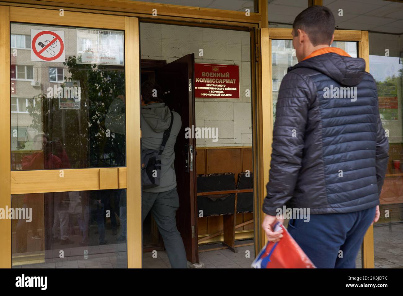 Un uomo visto entrare nell'ufficio di arruolamento militare durante la mobilitazione a Voronezh. Il 21 febbraio, il presidente russo Vladimir Putin ha firmato un decreto sulla cosiddetta mobilitazione parziale. Secondo questo documento, quasi tutti gli uomini di età compresa tra i 18 e i 65 anni possono essere chiamati al servizio militare. Alcune di queste persone possono essere inviate direttamente alla guerra con l'Ucraina. Insieme alle proteste contro la mobilitazione, molti cittadini russi hanno accolto con entusiasmo questo decreto. A Voronezh, quasi ogni giorno, gruppi di persone si riuniscono negli uffici militari di registrazione e di arruolamento, pronti a servire. Nel milita Foto Stock
