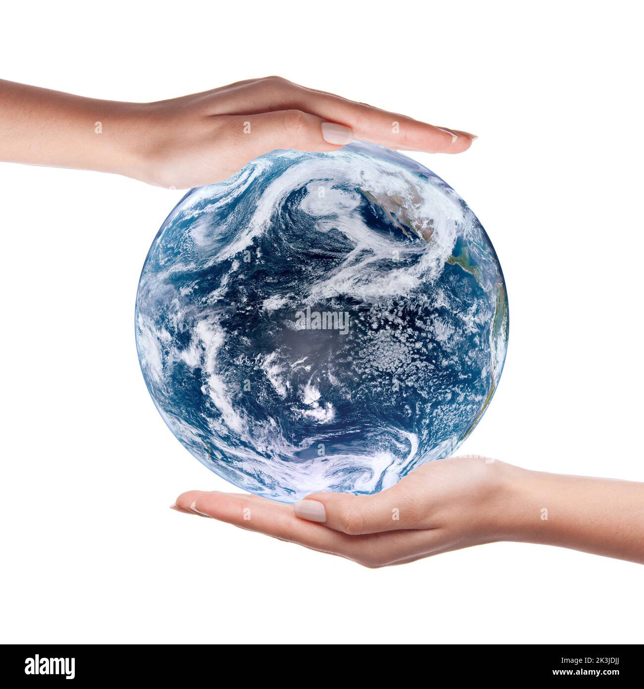 Due mani che tengono isolato il mondo su sfondo bianco. Salvare il concetto di terra del pianeta. Immagine concettuale del giorno della Terra. Elementi di questa immagine forniti Foto Stock