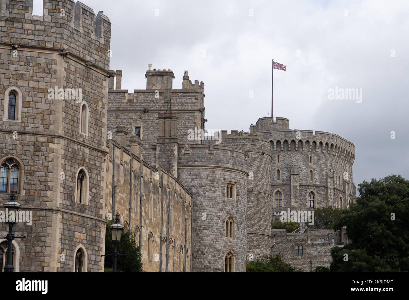 Windsor, Berkshire, Regno Unito. 27th Settembre 2022. L'Union Jack è ora più lungo a metà albero sul Castello di Windsor, poiché il periodo di lutto successivo alla morte di sua Maestà la Regina è ormai terminato. Credit: Maureen McLean/Alamy Live News Foto Stock