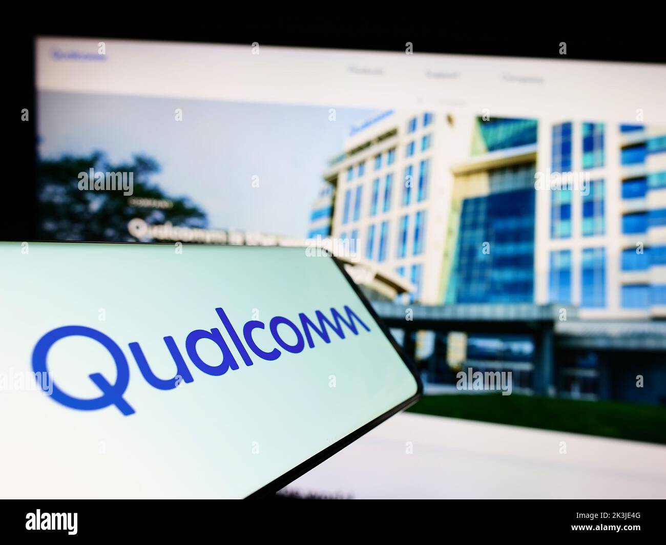 Smartphone con il logo della società americana di semiconduttori Qualcomm Incorporated sullo schermo di fronte al sito web. Messa a fuoco al centro del display del telefono. Foto Stock