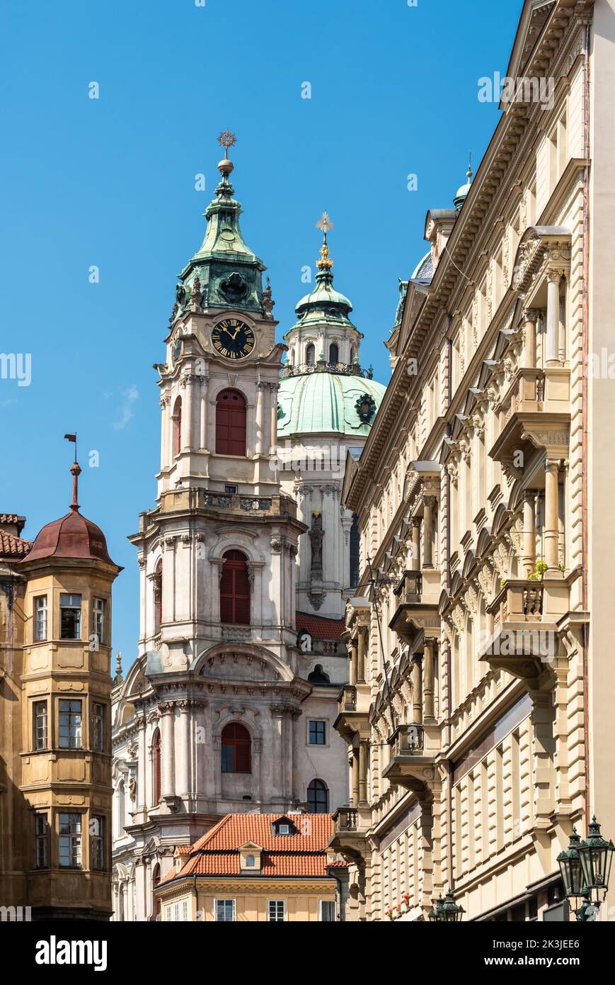 Praga - Repubblica Ceca - 08 01 2020 Vista sulle facciate storiche e le torri della Città Vecchia Foto Stock