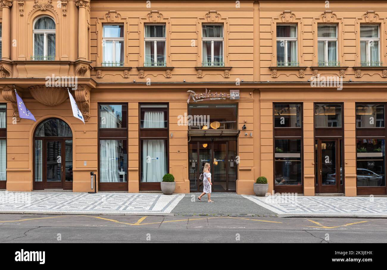 Praga - Repubblica Ceca - 08 01 2020 Donna che cammina di fronte alla facciata del Radisson Blu hotel nella città vecchia Foto Stock
