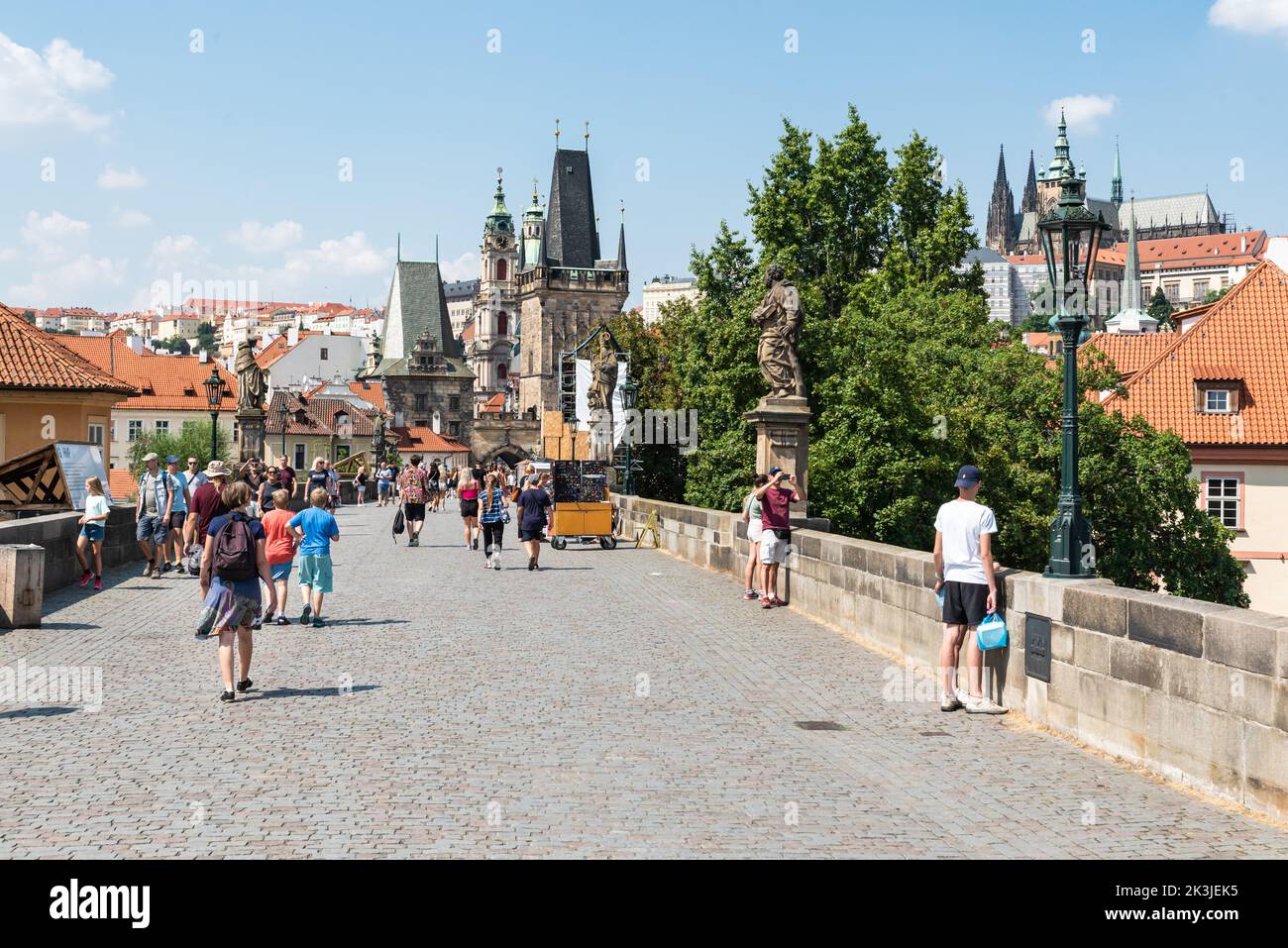 Praga - Repubblica Ceca - 08 01 2020 turisti a piedi sul ponte Carlo nel centro storico in una calda giornata di sole Foto Stock