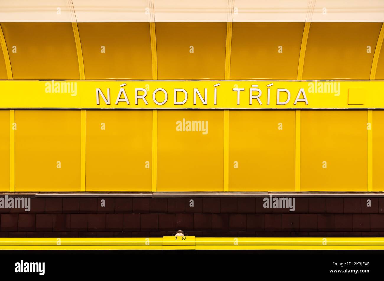 Praga - Repubblica Ceca - 08 01 2020- parete gialla del tunnel della metropolitana della stazione Narodni Trida Foto Stock