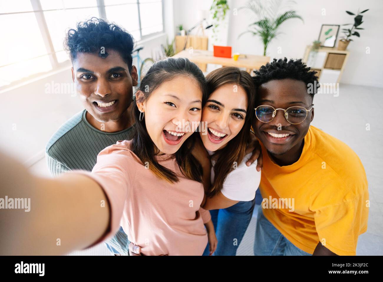 Selfie ritratto di giovani creativi studenti giovani amici giovani che si divertono insieme Foto Stock