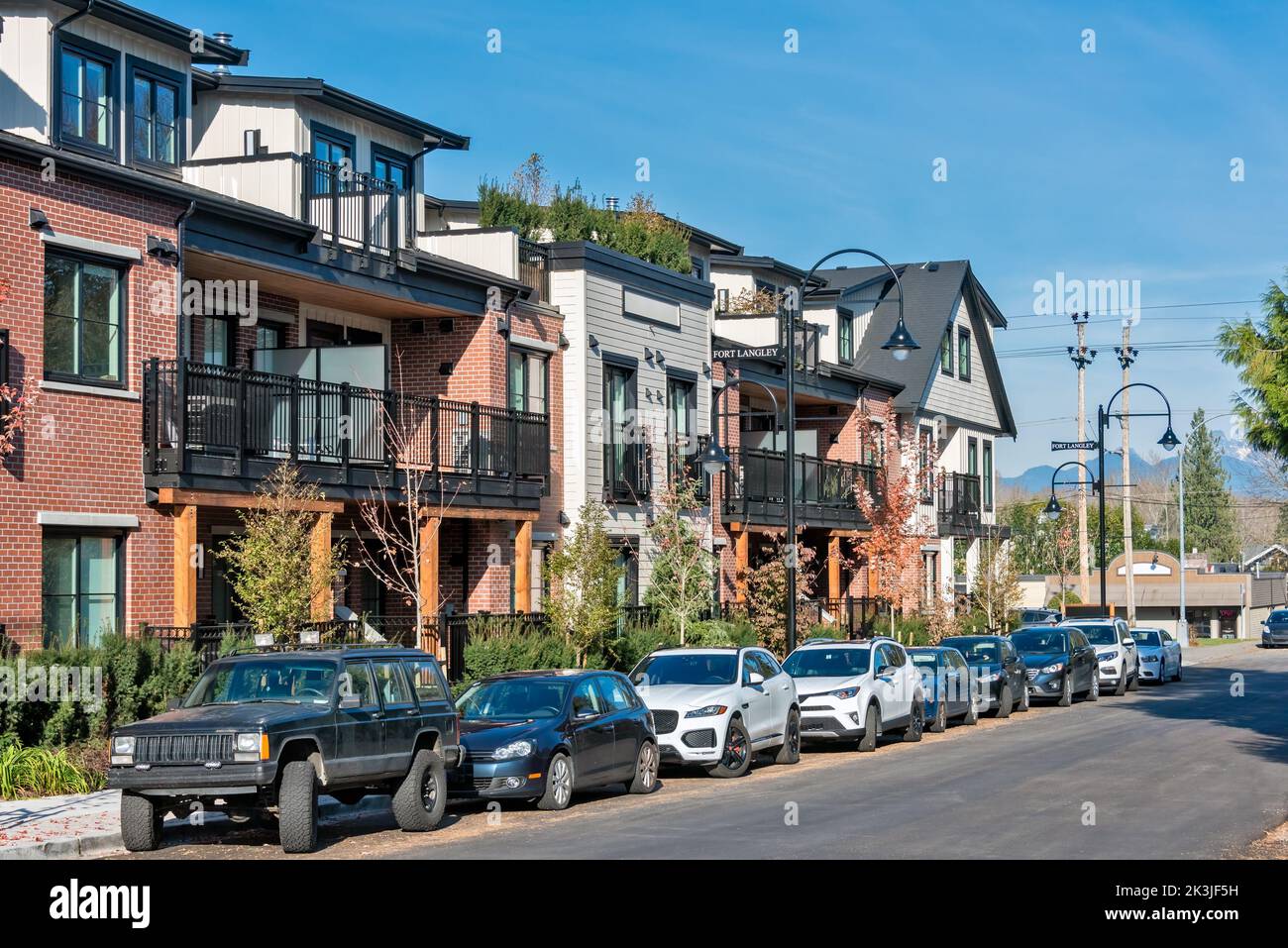 Strada di case cittadine nella stagione autunnale nella Columbia Britannica Foto Stock