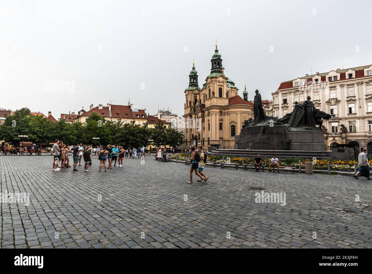 Praga - Repubblica Ceca - 08 01 2020 Vista panoramica sulla piazza centrale della Città Vecchia in una giornata di pioggia Foto Stock