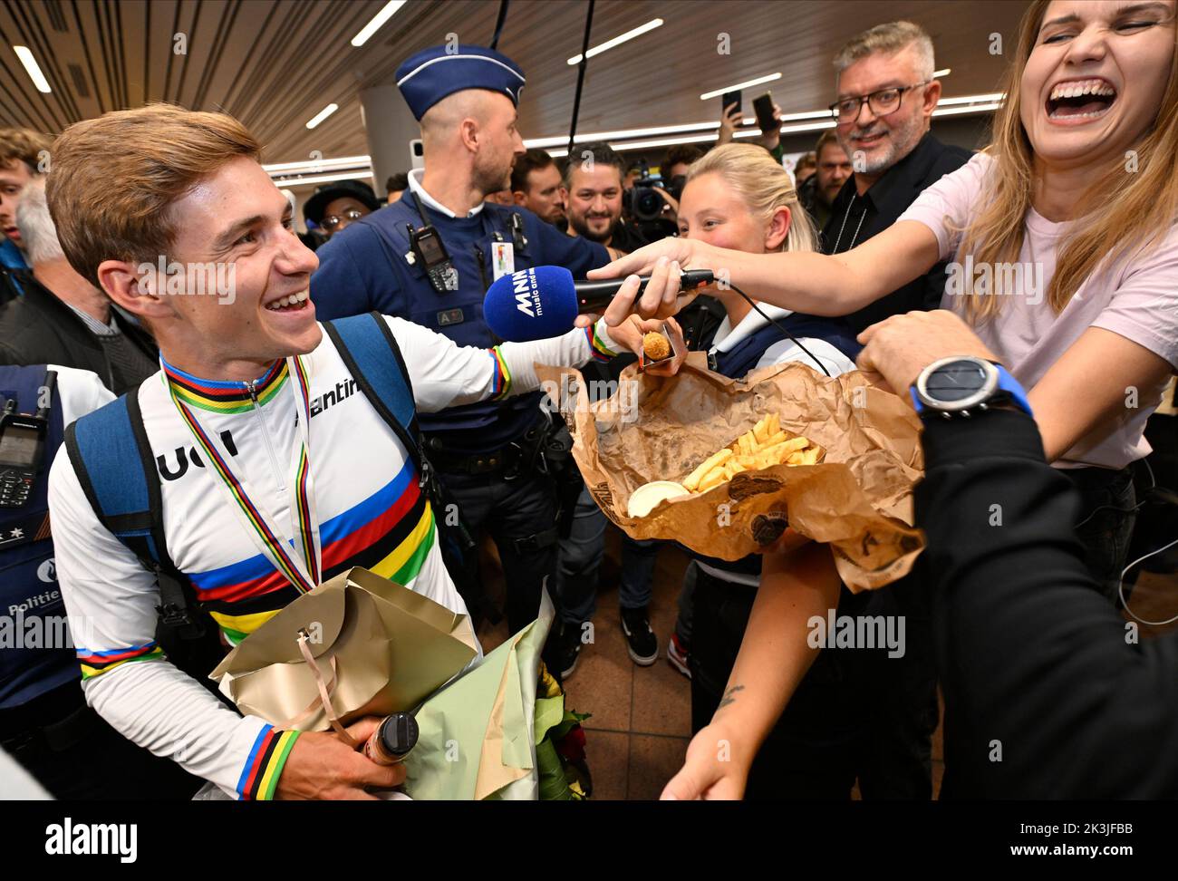 Il nuovo campione del mondo belga Remco Evenepoel, raffigurato al ritorno della delegazione belga dei Campionati mondiali di ciclismo su strada UCI 2022, a Wollongong, Australia, presso l'aeroporto di Bruxelles, a Zaventem, Martedì 27 settembre 2022. Il Belgio ritorna con una medaglia d'oro, due d'argento e tre di bronzo. FOTO DI BELGA ERIC LALMAND Foto Stock