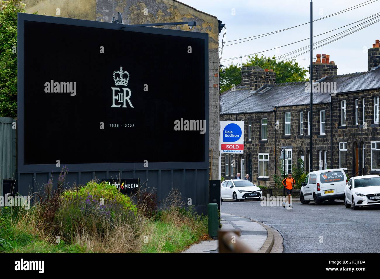 La morte della regina (un tributo poignant emotivo che ricorda di rendere omaggio a Elizabeth 2) - Otley, Yorkshire, Inghilterra, Regno Unito. Foto Stock