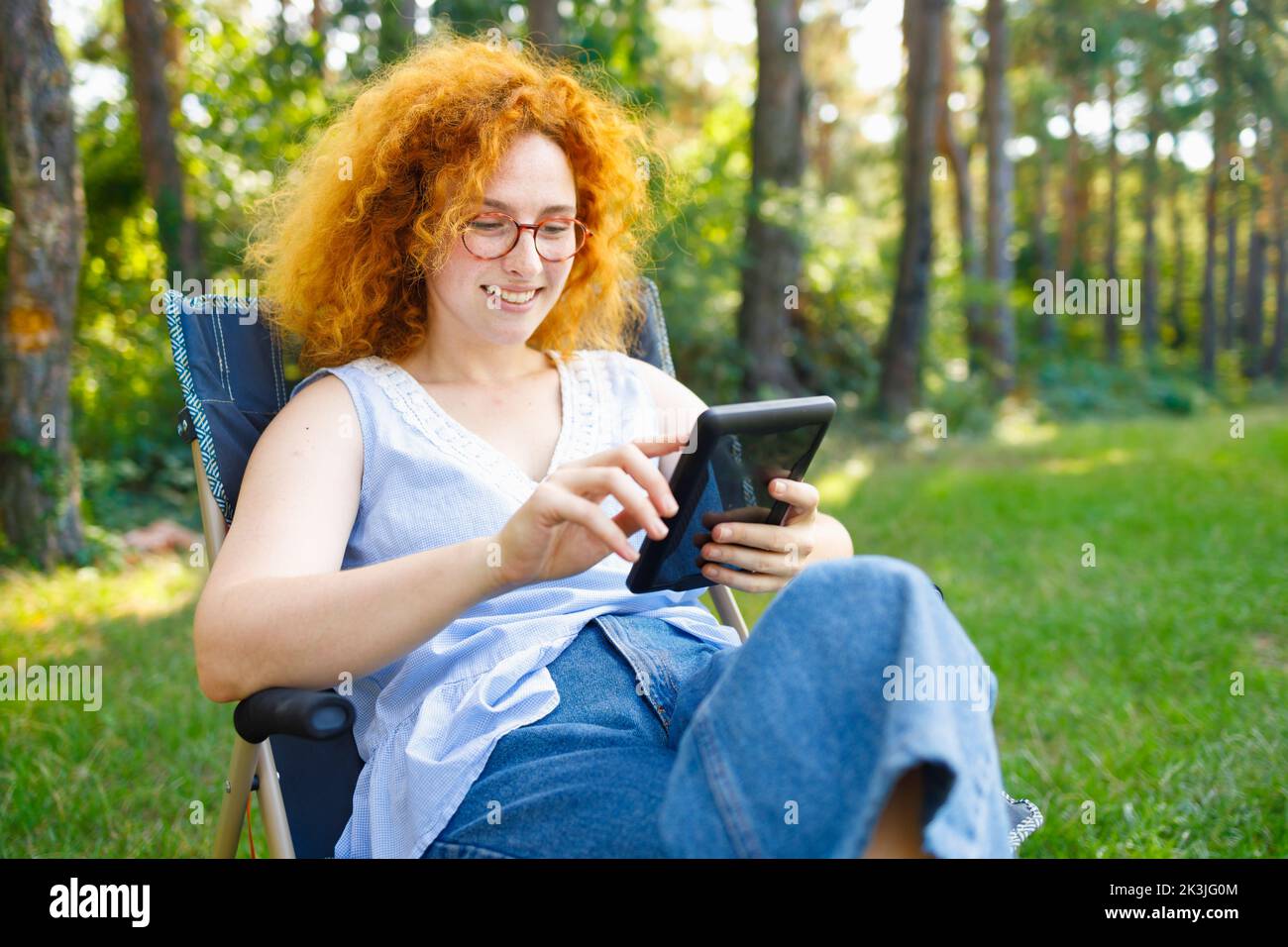 Giovane donna che usa il suo tablet per acquistare articoli per il black friday Foto Stock