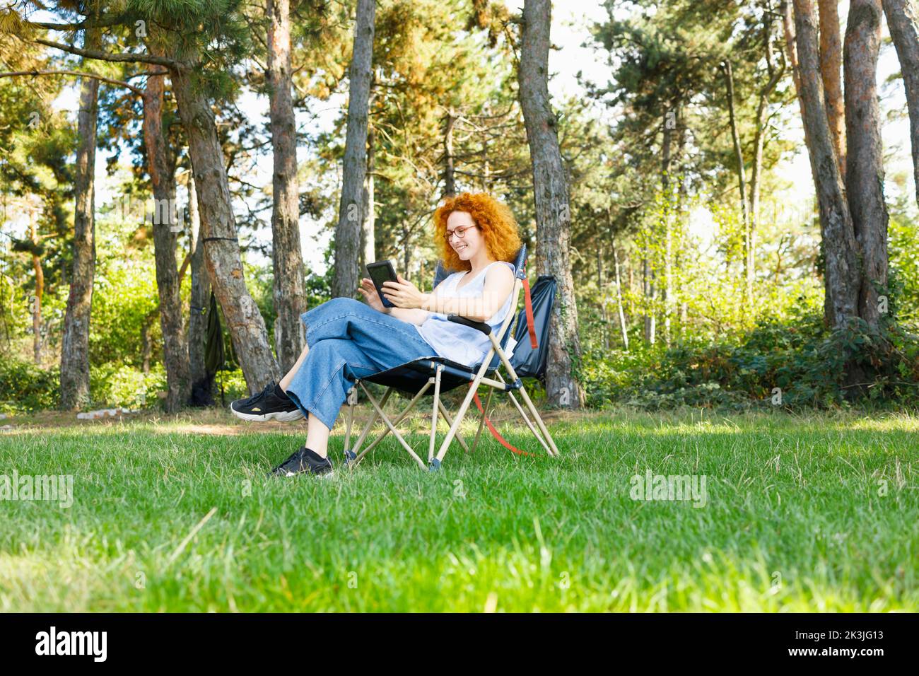 Una donna che si gode la natura e lo shopping per il Black Friday Foto Stock