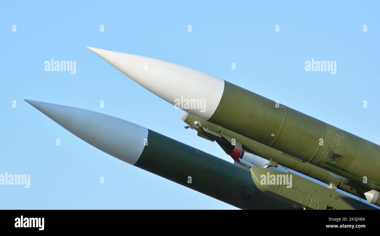 un paio di razzi militari alla mostra militare libera all'aria aperta Foto Stock