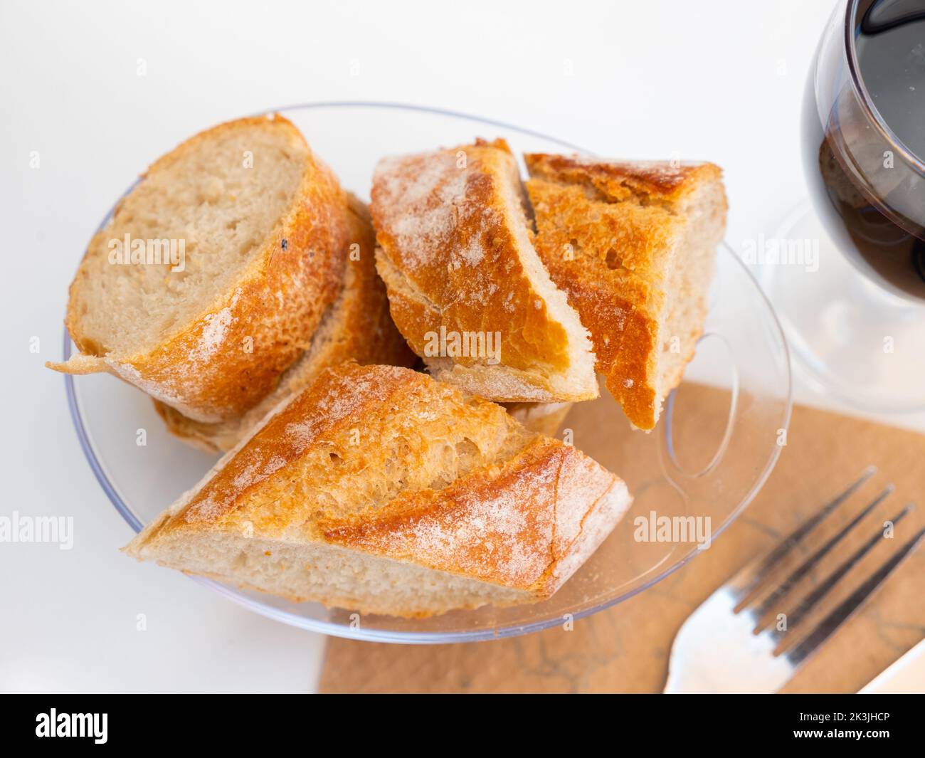 Baguette tagliata in lastra vetrosa Foto Stock