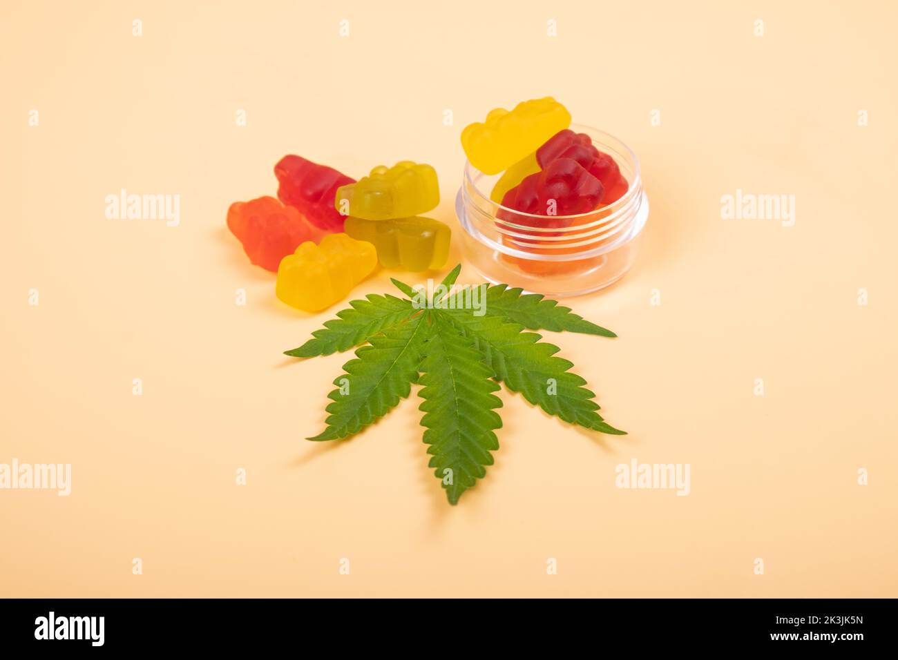 caramelle di gelatina di thc di cannabis assortite e foglia verde, droghe ricreative. Foto Stock