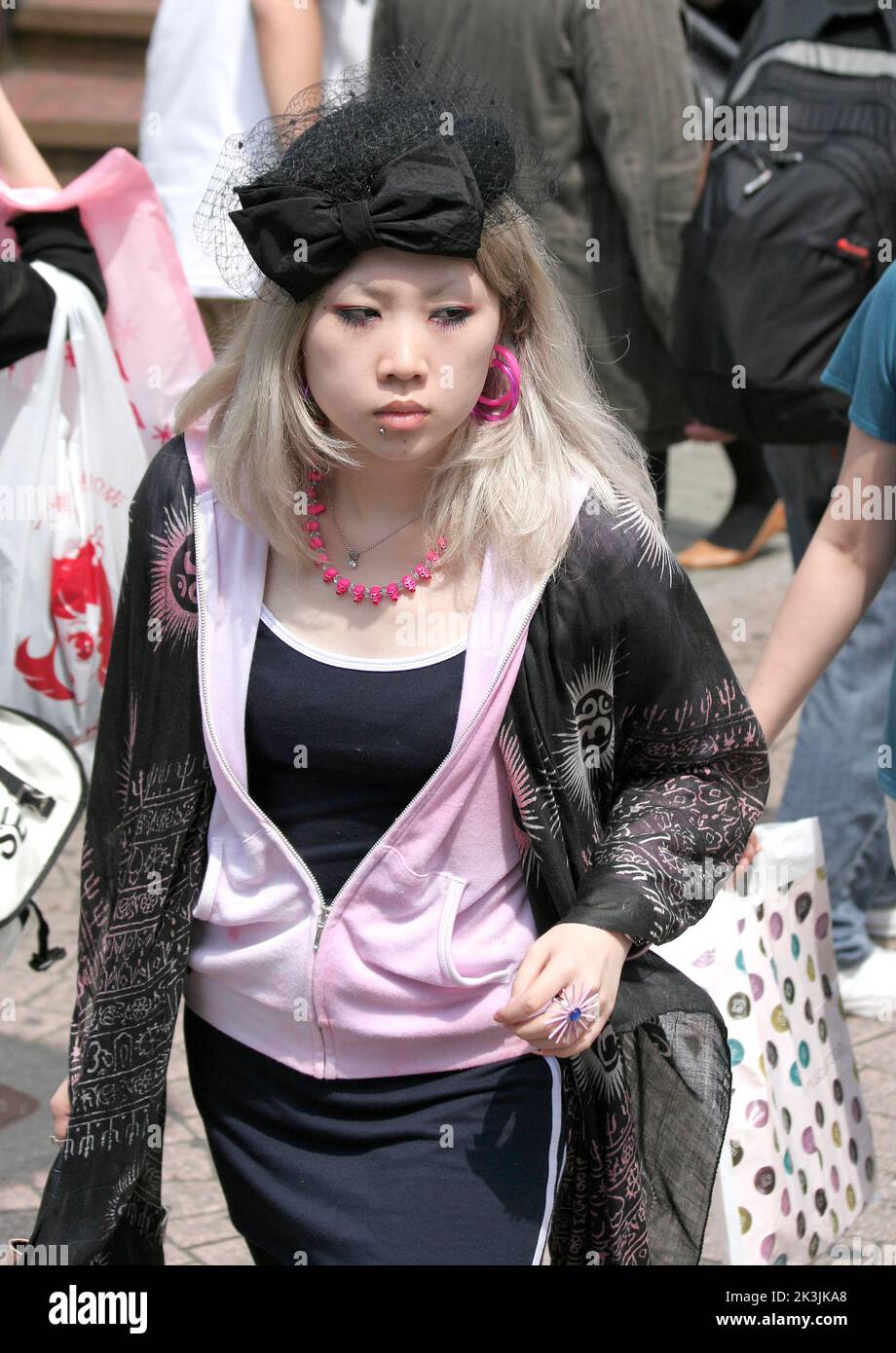 TOKYO, GIAPPONE-LUGLIO 05: Ragazza bionda non identificata Pretty con cappello e shopping piercing in Harajuku Street. 05,2008 luglio a Tokyo, Giappone Foto Stock