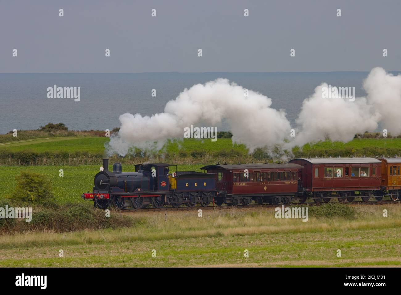 Locomotiva a vapore GER Y14 0-6-0 – 564 che tira un treno d'epoca con il tram Wisbech & Upwell n. 7, sulla North Norfolk Railway Foto Stock