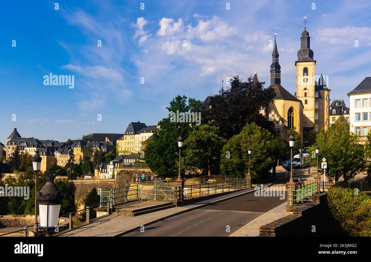 Visite turistiche a piedi o in treno - Chiesa di San Michele nel quartiere Ville Haute. Michaelskirche, Lussemburgo Foto Stock