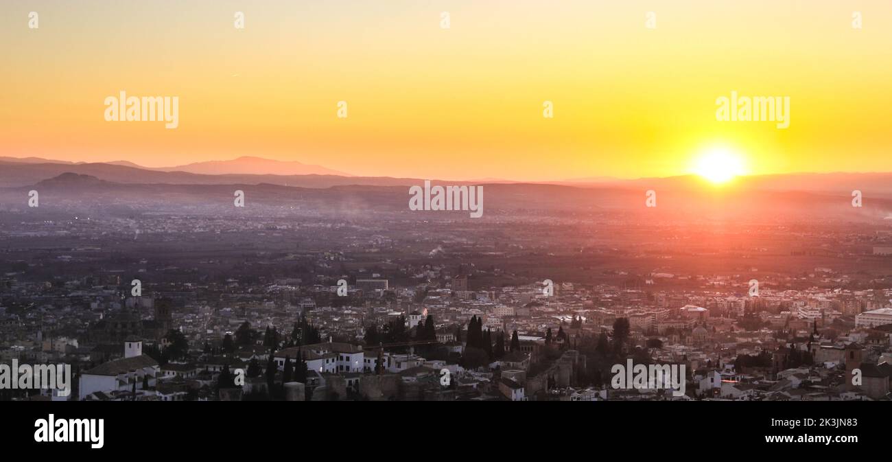 Guarda sopra la città di Granada nel mese di febbraio Foto Stock