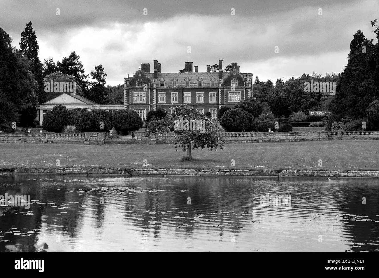 Lynford Hall e lago, villaggio di Lynford vicino a Thetford, Norfolk, Inghilterra Foto Stock