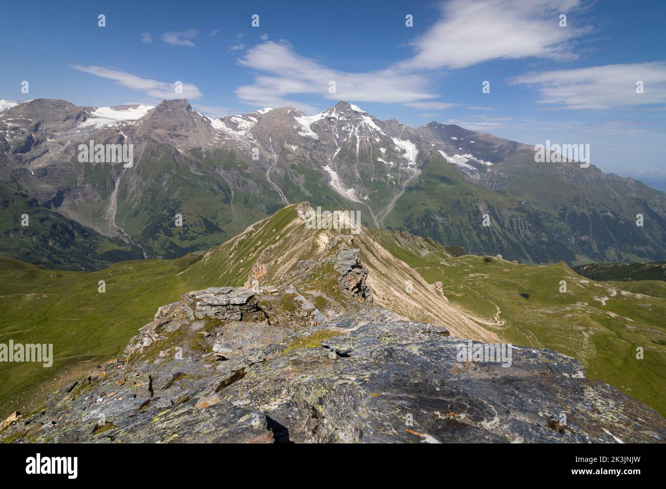 Paesaggio con montagne sulla strada alpina Grossglockner in Austria Foto Stock
