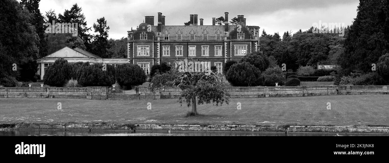 Lynford Hall e lago, villaggio di Lynford vicino a Thetford, Norfolk, Inghilterra Foto Stock