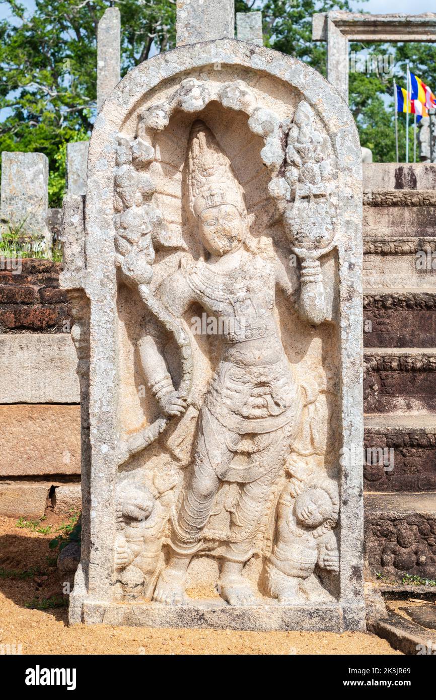 Guard pietra in Thuparama tempio ingresso, naga raja e due nani scolpiti in una pietra. Foto Stock