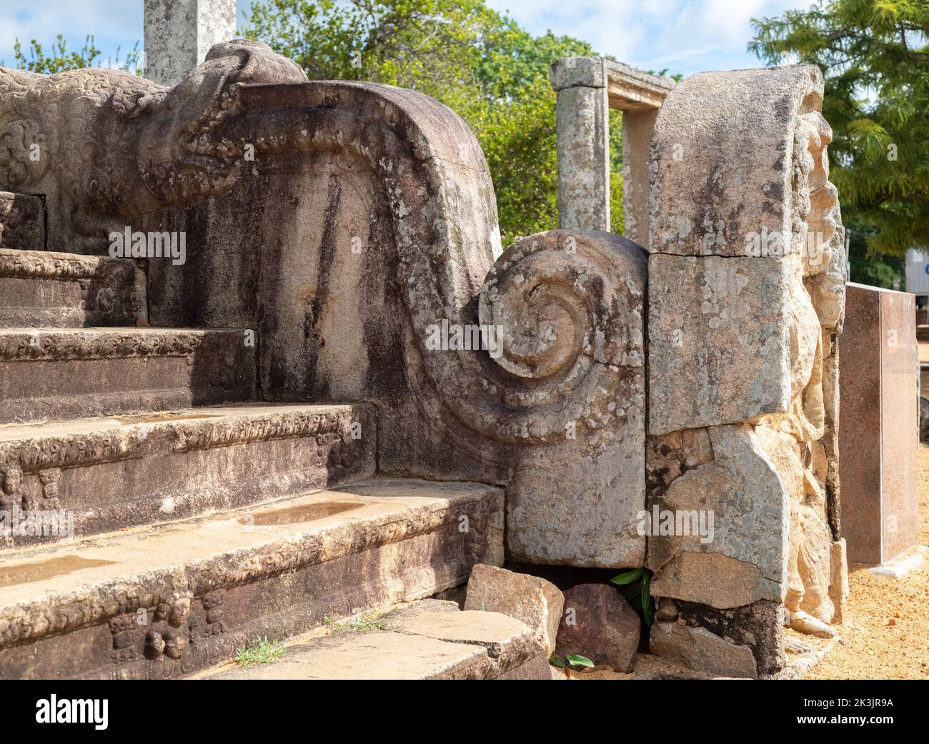 Balaustra scolpita e la pietra di guardia nel tempio di Thuparama. Ingresso al tempio. Foto Stock