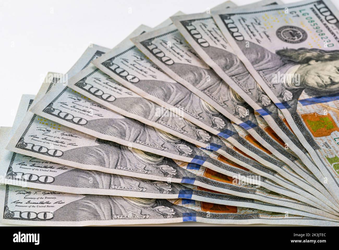 Pila di centodollari fatture. Banconote da un centesimo di dollari su sfondo bianco. Dollari americani in contanti. Foto Stock